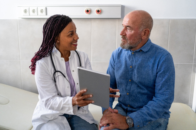 Médecin voyant un patient