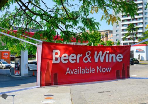 Bannière de service public annonçant que de la bière et du vin sont maintenant disponibles.