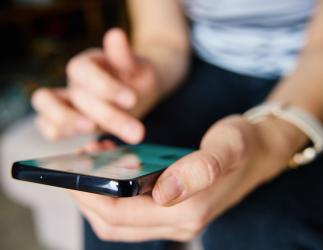 Une personne fait défiler le contenu sur son téléphone.