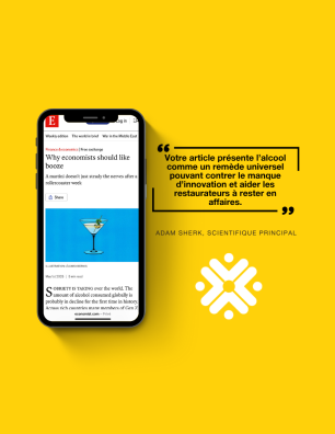 Téléphone portable affichant un article de presse à côté d'une citation.