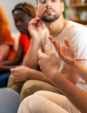 Petit groupe de personnes qui discutent assises en cercle.