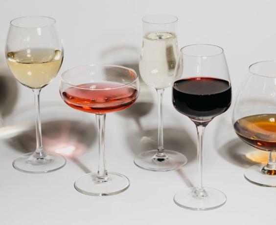Plusieurs verres remplis d'alcool.