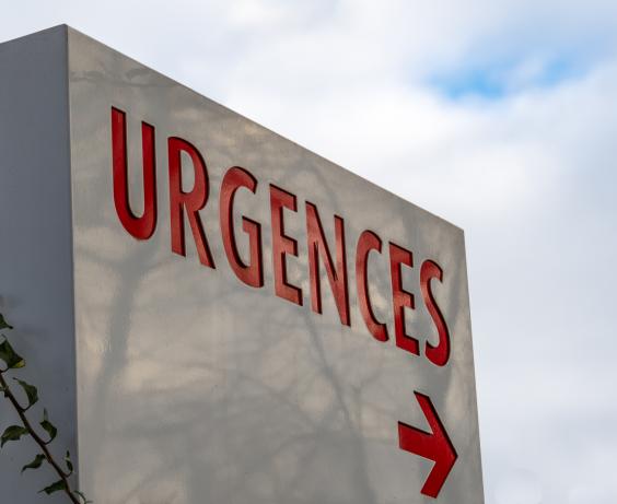 Panneau d'urgence à l'extérieur d'un hôpital.