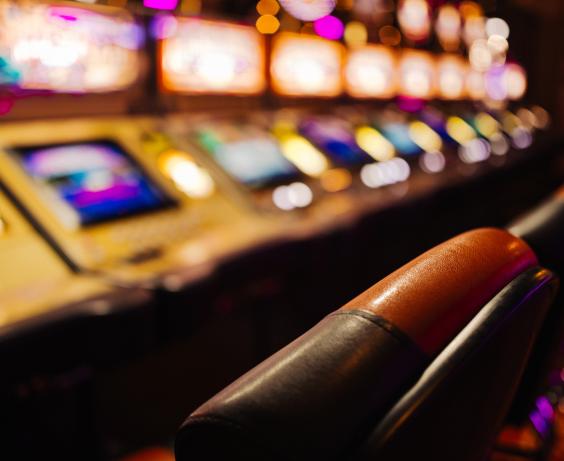 Photo floue d'un casino.