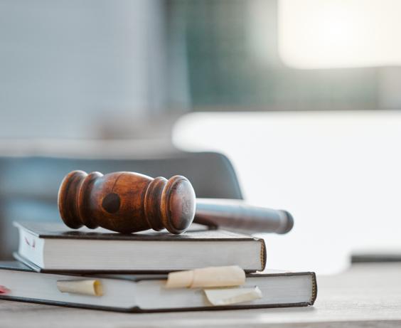 Un marteau sur des livres de droit.