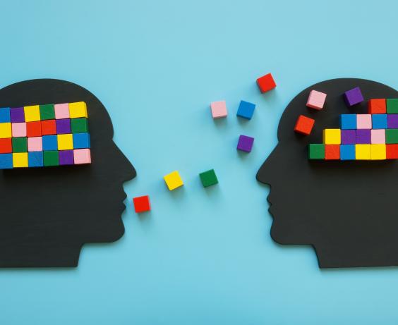 Têtes avec des cubes colorés comme symbole de mentorat et d'éducation.