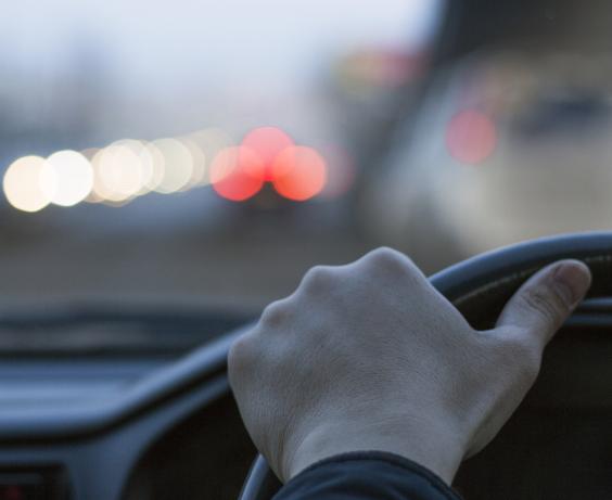 main sur le volant d'une voiture