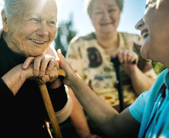Infirmière aidant une femme âgée.