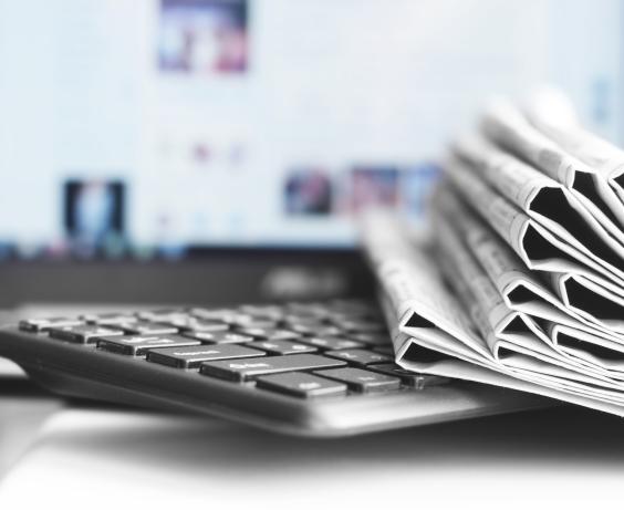 Pile de journaux sur un clavier d'ordinateur.