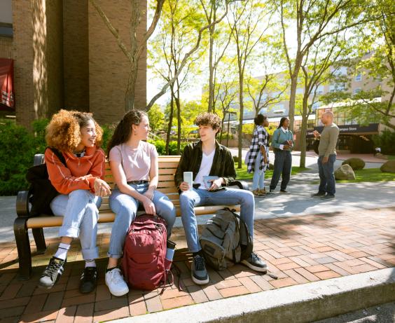 Les étudiants attendent le bus.