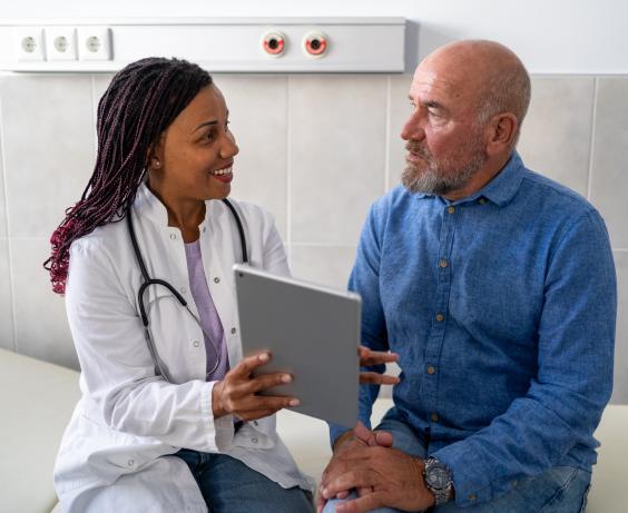 Professionnelle de la santé qui discute avec un patient.